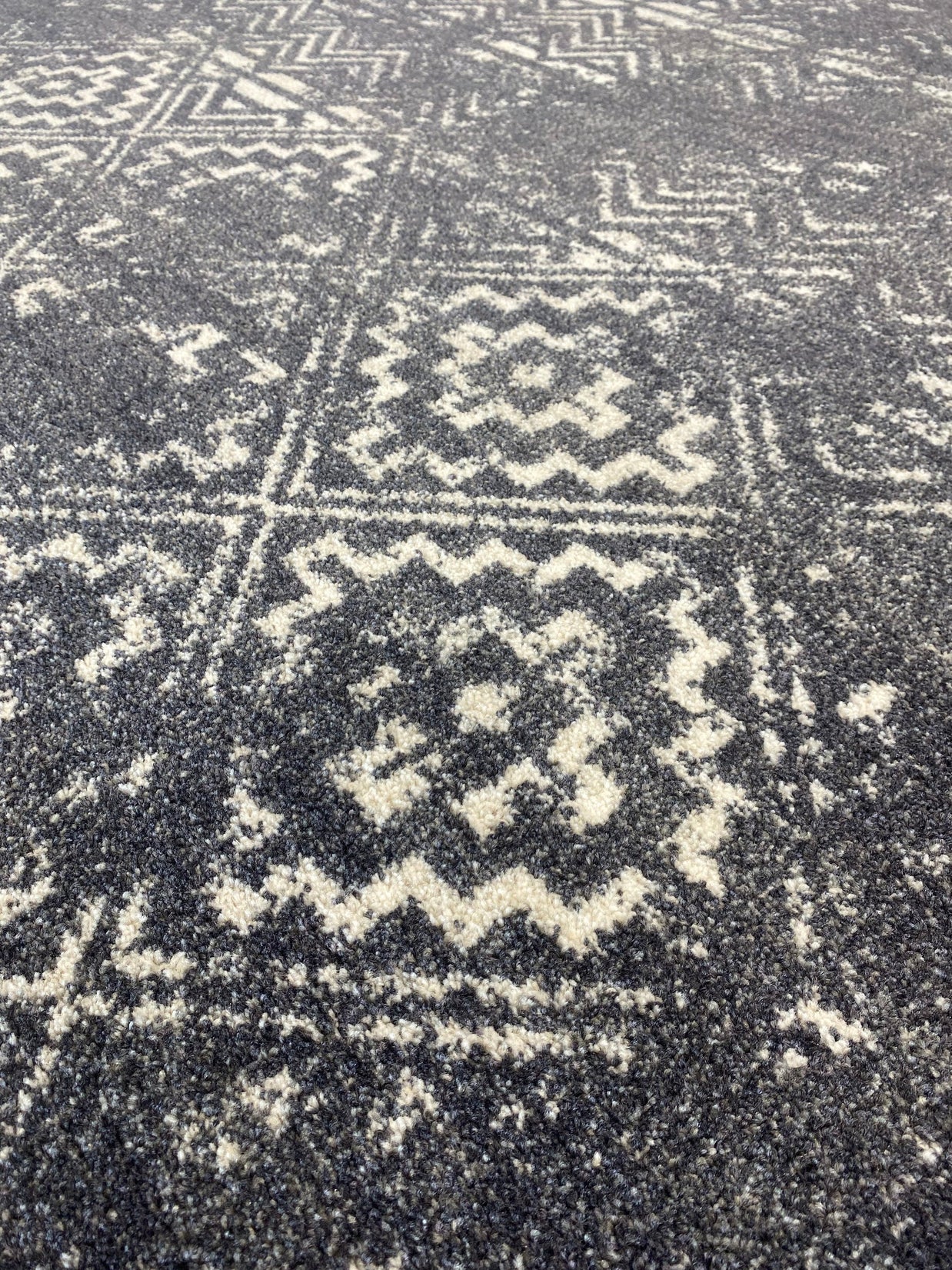 Faded Ethnic Design Infinity Rug Size: 200 x 290cm