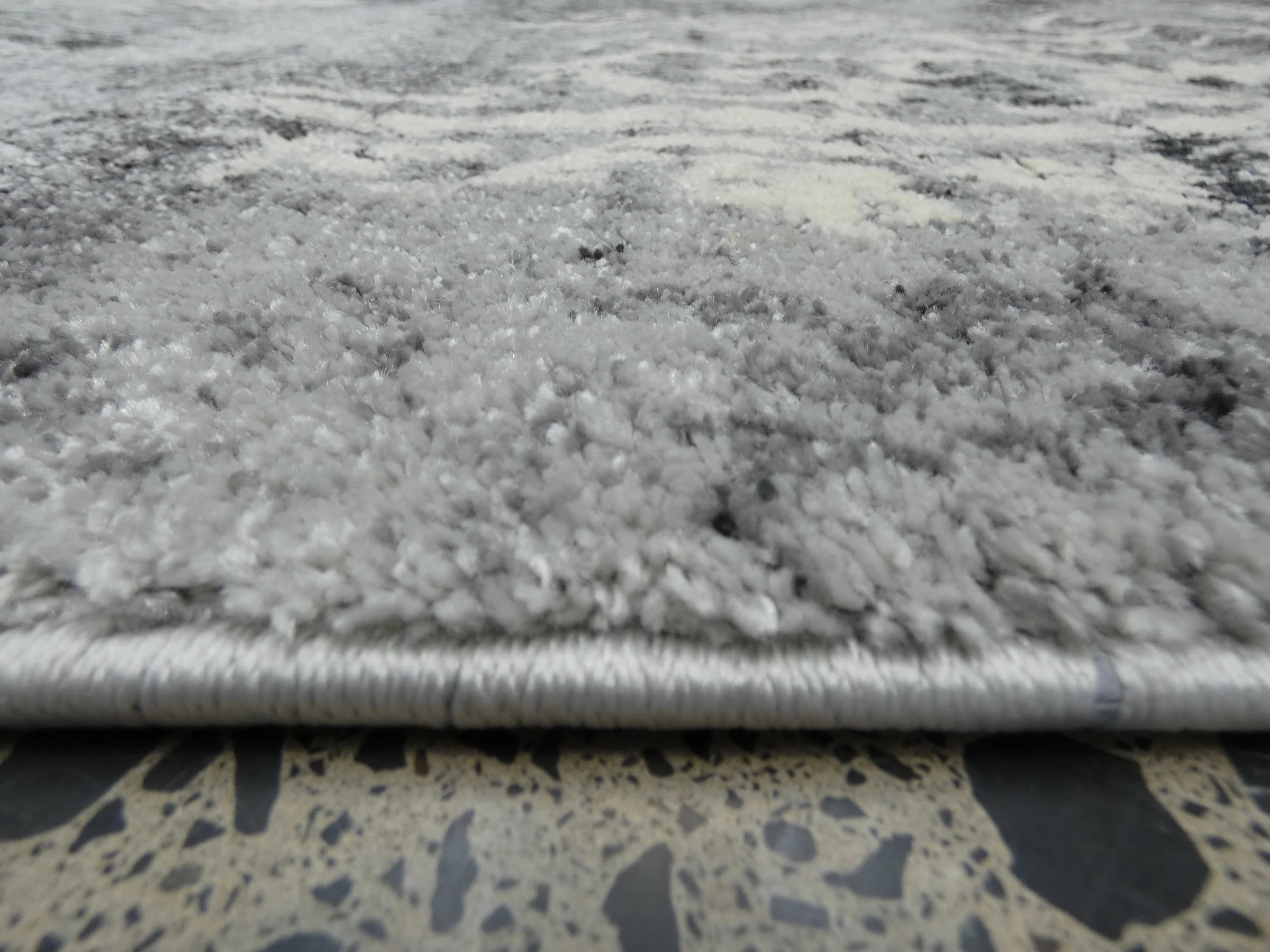 Geometric Modern Design Turkish Aroha Rug in Light Grey & Grey
