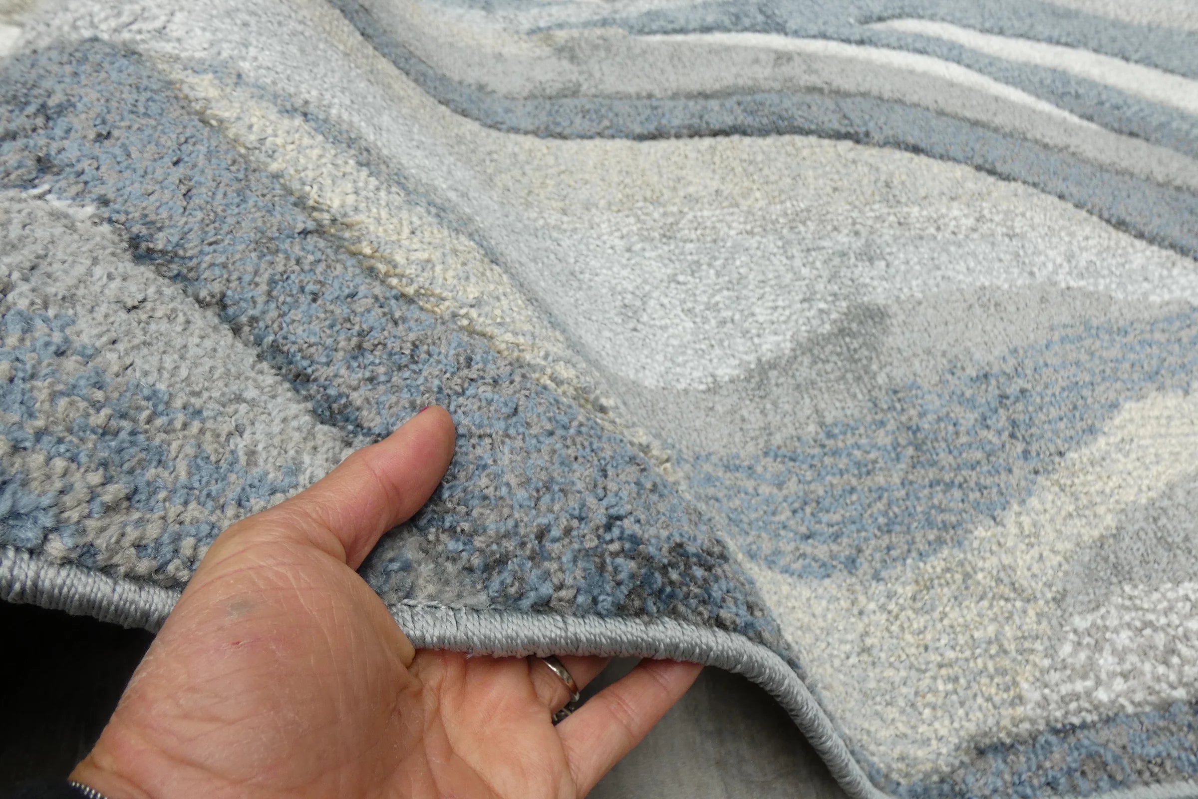 Kimya Collection Abstract Wave Rug in Navy and Neutral Tones – Fluid Contemporary Design